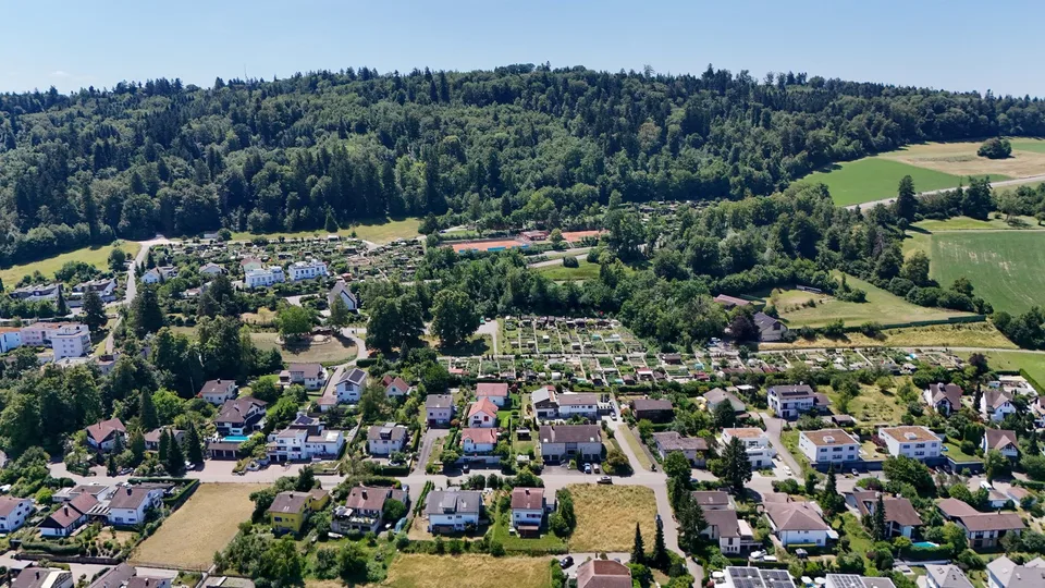 Maison unifamiliale avec terrain environnant et parcelles voisines dégagées à louer