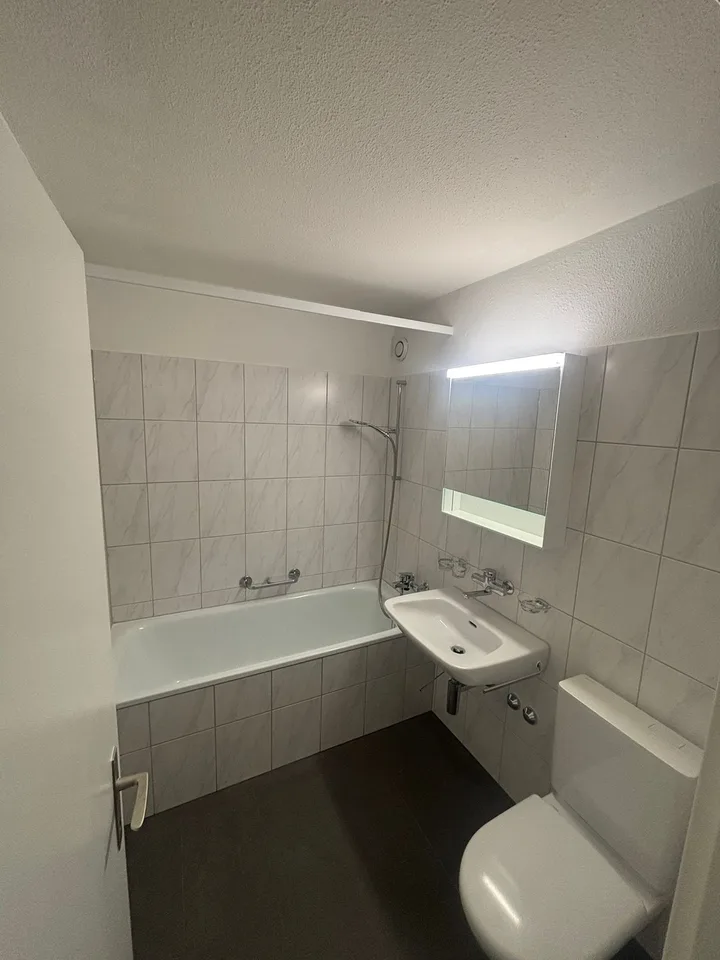 4,5 Zimmer WG + Wohnküche & Balkon in Uni-Nähe!