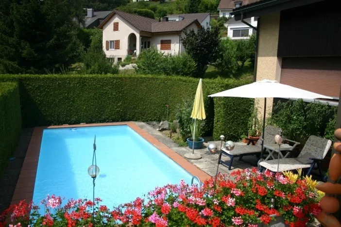 Espace de vie meublé avec espace de travail dans une maison unifamiliale