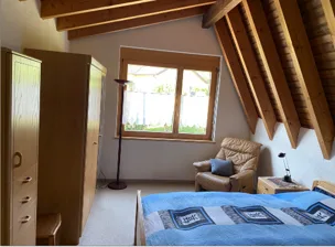 Espace de vie meublé avec espace de travail dans une maison unifamiliale
