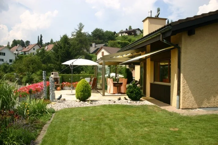 Espace de vie meublé avec espace de travail dans une maison unifamiliale