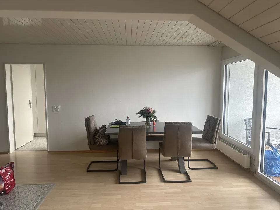 helle 2 1/2 Zimmer-Wohnung mit Balkon und Chminee