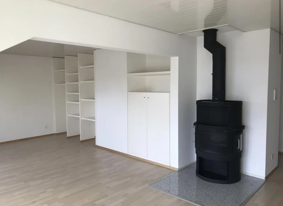 helle 2 1/2 Zimmer-Wohnung mit Balkon und Chminee