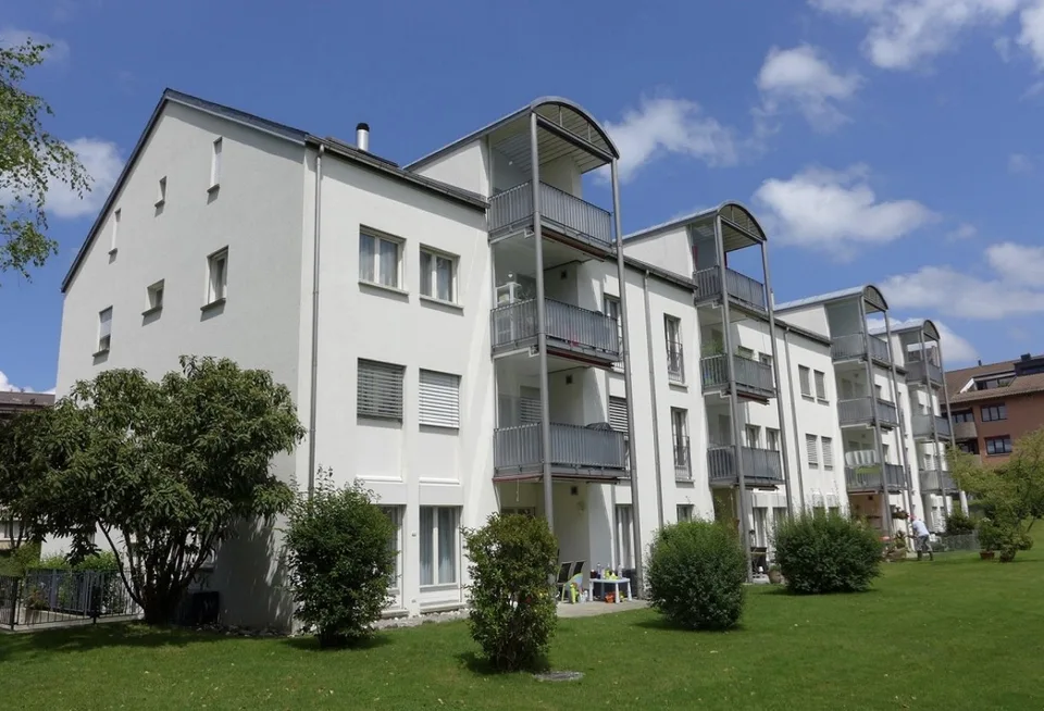 helle 2 1/2 Zimmer-Wohnung mit Balkon und Chminee