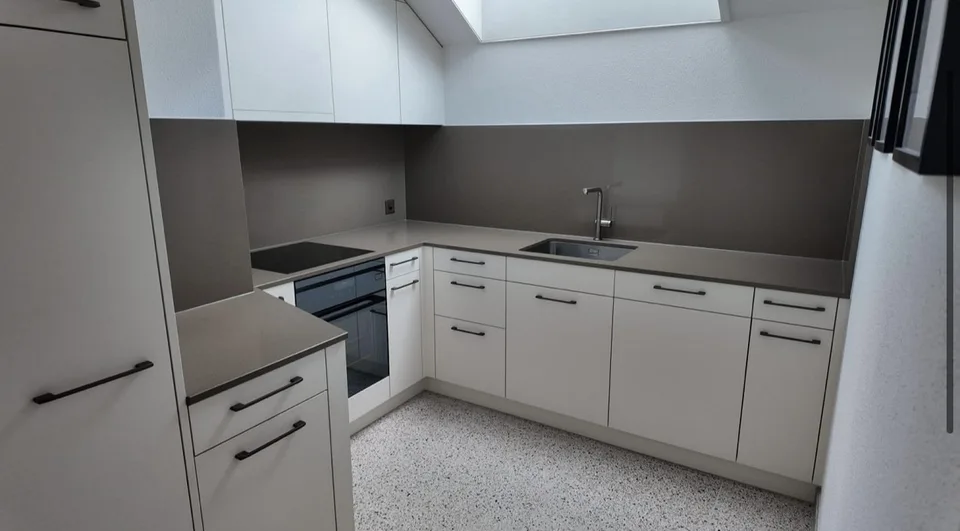 helle 2 1/2 Zimmer-Wohnung mit Balkon und Chminee