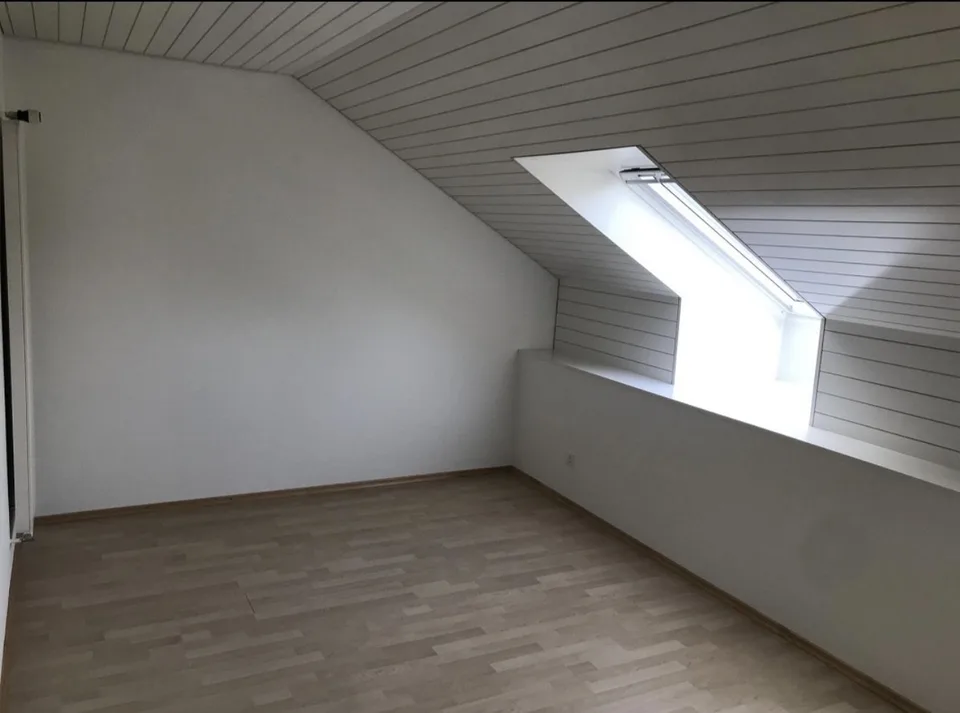 helle 2 1/2 Zimmer-Wohnung mit Balkon und Chminee
