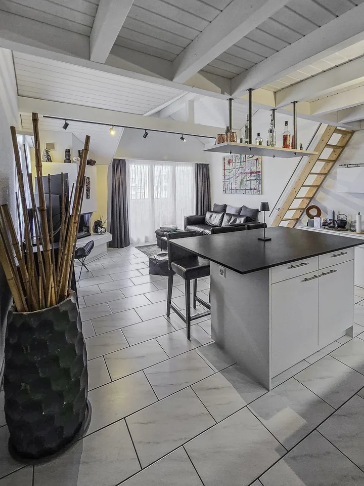 Charmante 3.5-Zimmer-Dachwohnung mit Balkon in Waldegg b. Uitikon