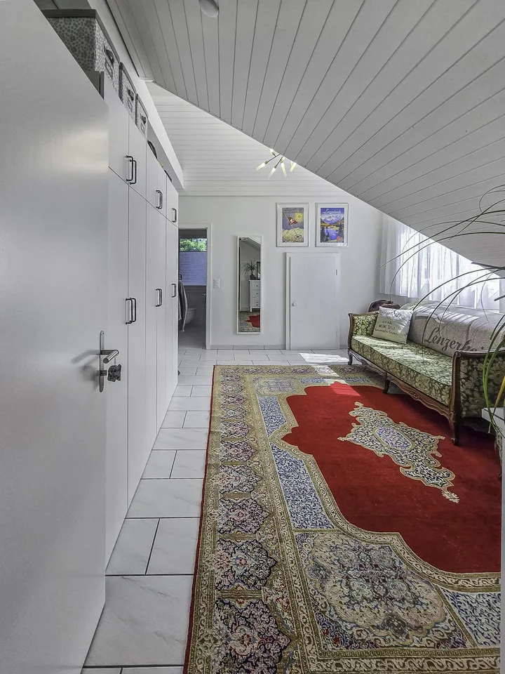 Charmante 3.5-Zimmer-Dachwohnung mit Balkon in Waldegg b. Uitikon