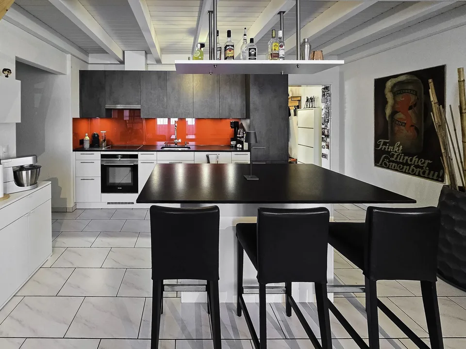Charmante 3.5-Zimmer-Dachwohnung mit Balkon in Waldegg b. Uitikon