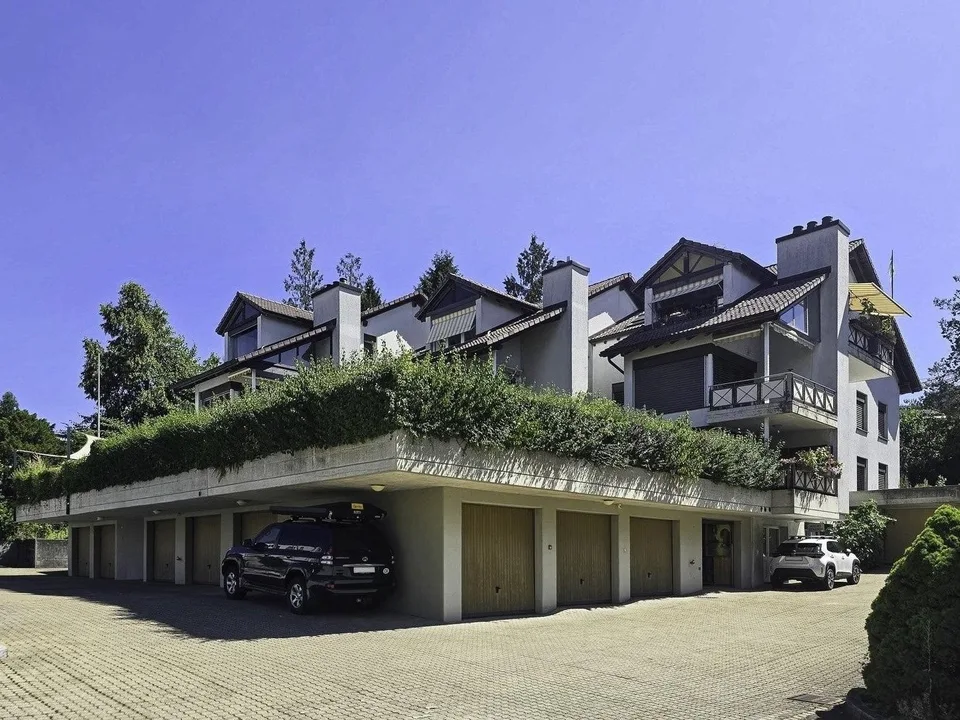 Charmante 3.5-Zimmer-Dachwohnung mit Balkon in Waldegg b. Uitikon
