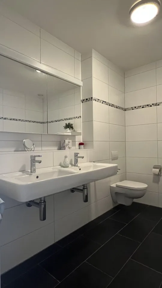 Moderne, lichtdurchflutete und möblierte 3.5-Zimmer-Wohnung mit großem Gartensitzplatz
