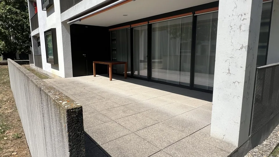 Moderne, lichtdurchflutete und möblierte 3.5-Zimmer-Wohnung mit großem Gartensitzplatz