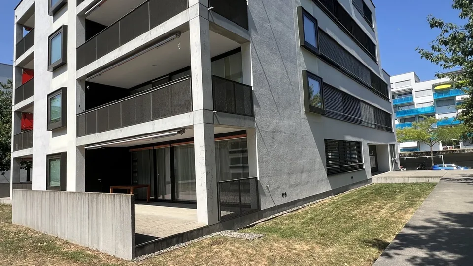 Moderne, lichtdurchflutete und möblierte 3.5-Zimmer-Wohnung mit großem Gartensitzplatz