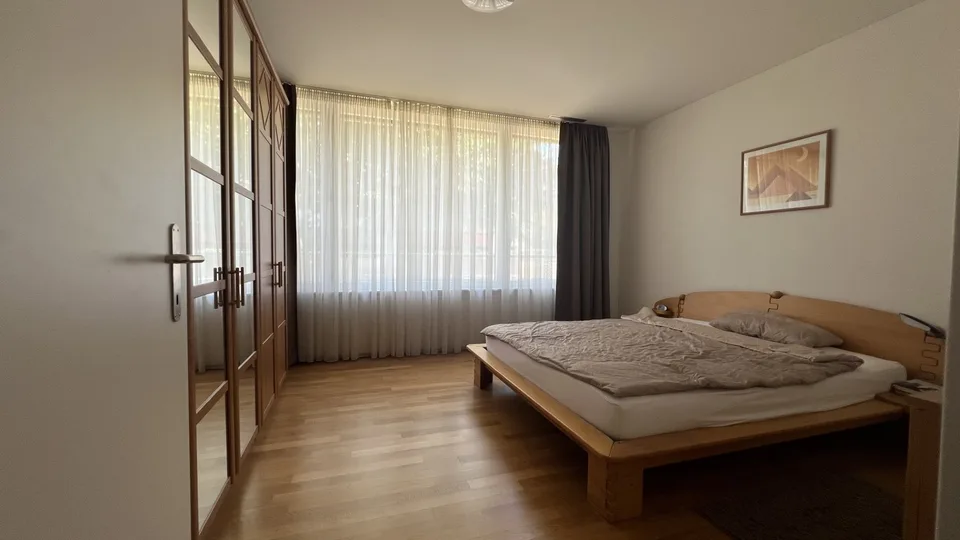 Moderne, lichtdurchflutete und möblierte 3.5-Zimmer-Wohnung mit großem Gartensitzplatz