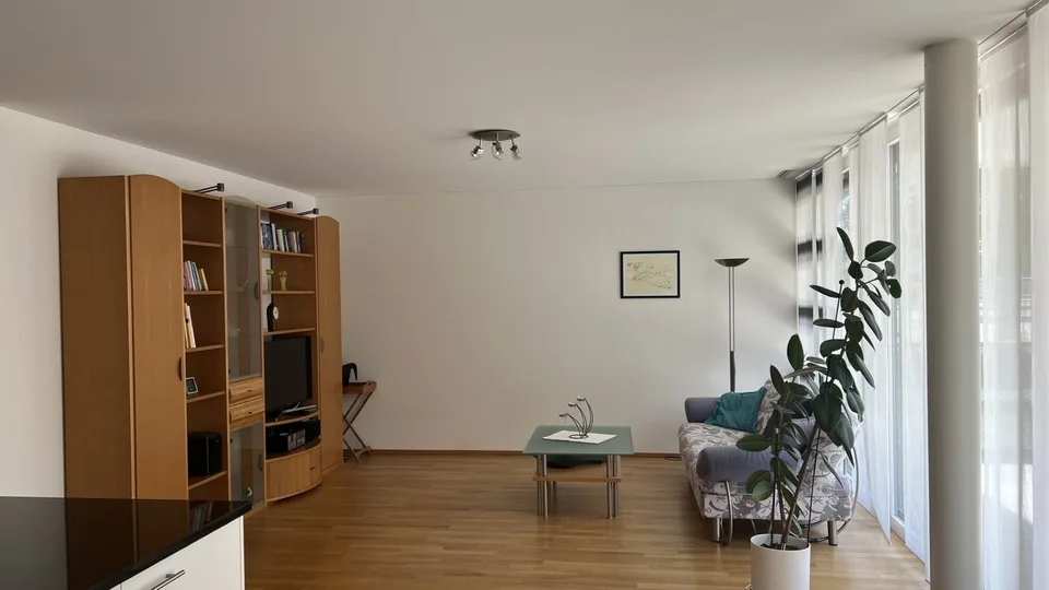 Moderne, lichtdurchflutete und möblierte 3.5-Zimmer-Wohnung mit großem Gartensitzplatz