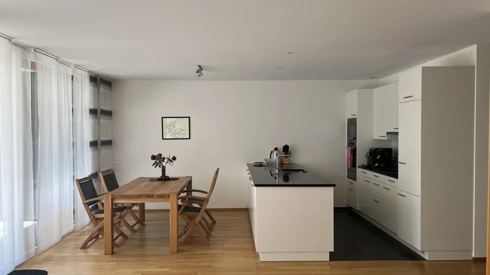 Moderne, lichtdurchflutete und möblierte 3.5-Zimmer-Wohnung mit großem Gartensitzplatz