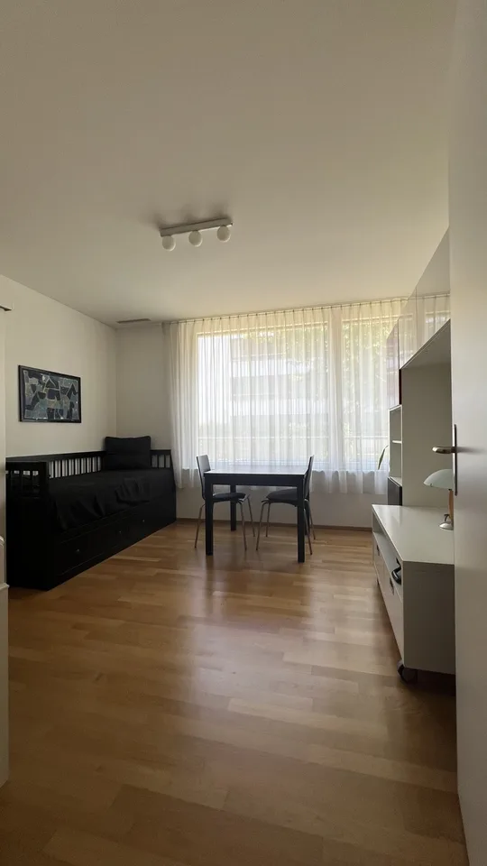 Moderne, lichtdurchflutete und möblierte 3.5-Zimmer-Wohnung mit großem Gartensitzplatz