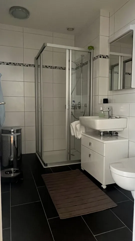 Moderne, lichtdurchflutete und möblierte 3.5-Zimmer-Wohnung mit großem Gartensitzplatz