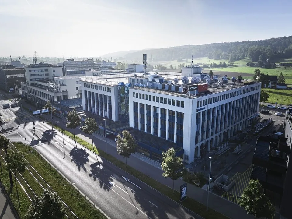 Zu Fuss zum Bahnhof Stettbach - Heller Gewerberaum an bester Lage