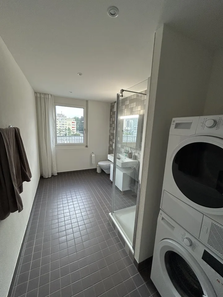 Appartement attique moderne 2.5 pièces à Zurich Oerlikon