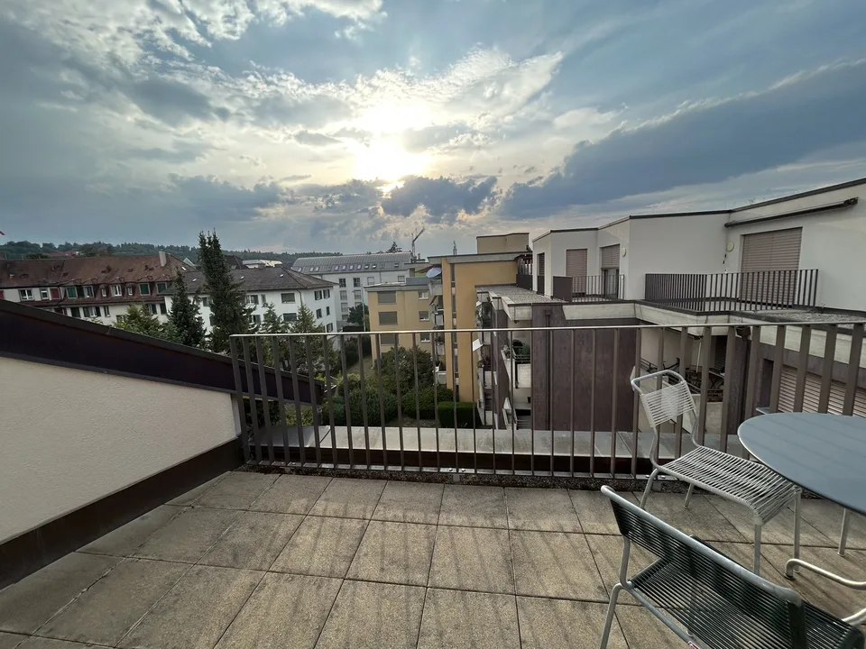 Appartement attique moderne 2.5 pièces à Zurich Oerlikon