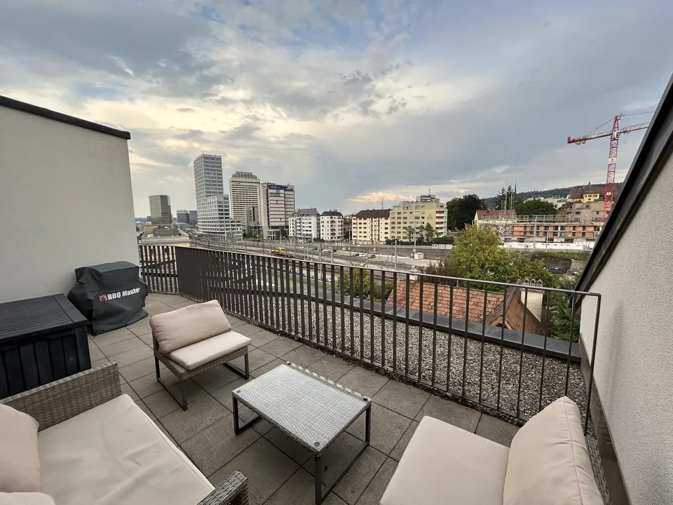 Appartement attique moderne 2.5 pièces à Zurich Oerlikon