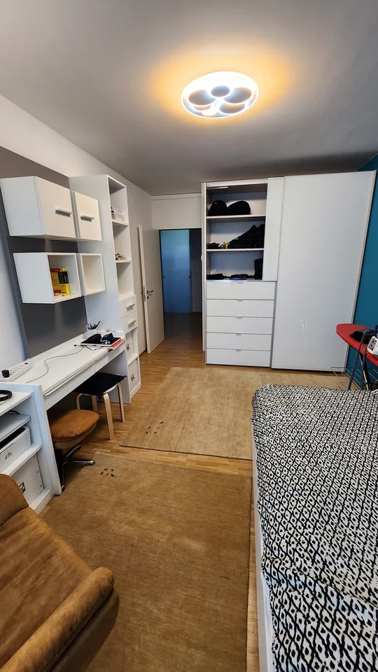 Bright Furnished Room with Private Bathroom in Modern 4.5-Room Apartment