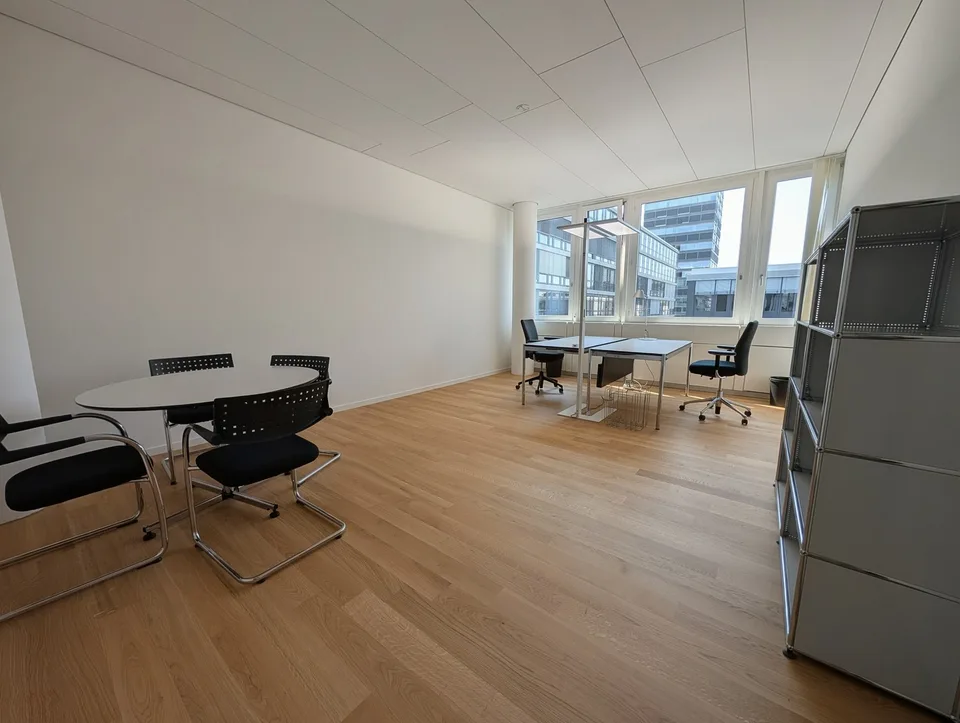 Büroraum 30m2 in Zug möbliert mit Klimaanlage & Glasfaser