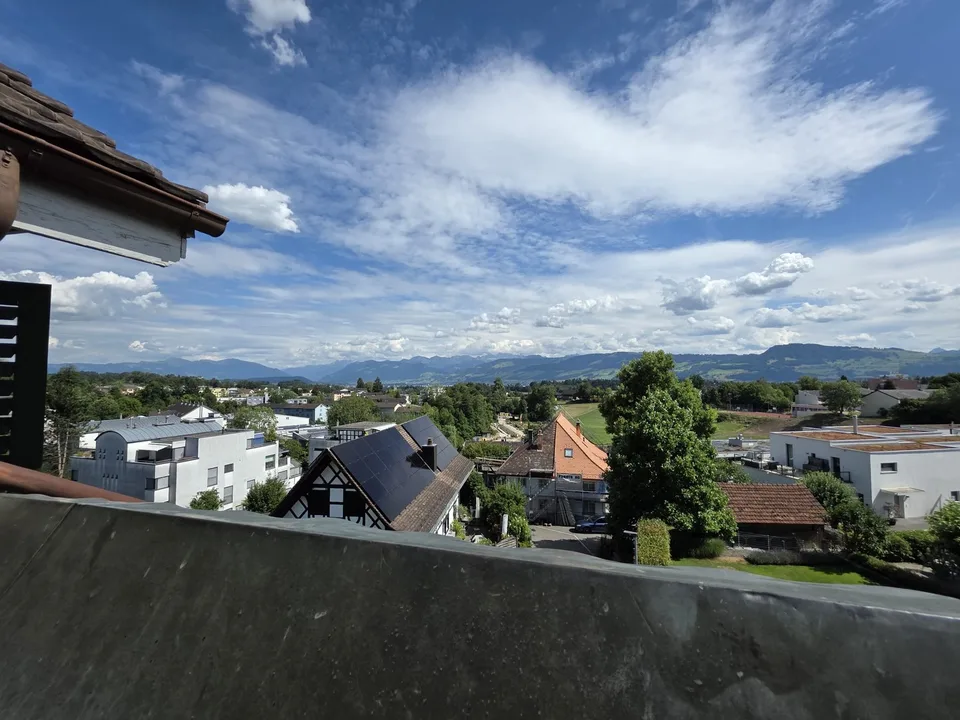 Affascinante appartamento di 4,5 locali con vista sulla montagna a Hombrechtikon