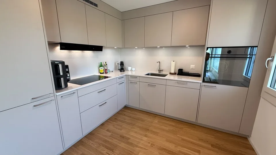 Vollständig renovierte 4,5-Zimmer-Wohnung im Zentrum von Zug mit separatem Studio