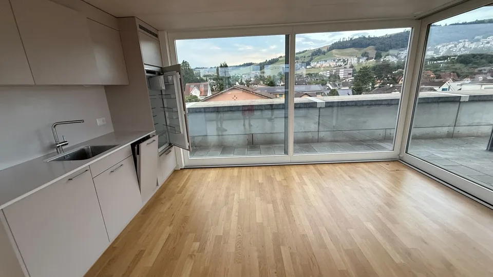 Vollständig renovierte 4,5-Zimmer-Wohnung im Zentrum von Zug mit separatem Studio