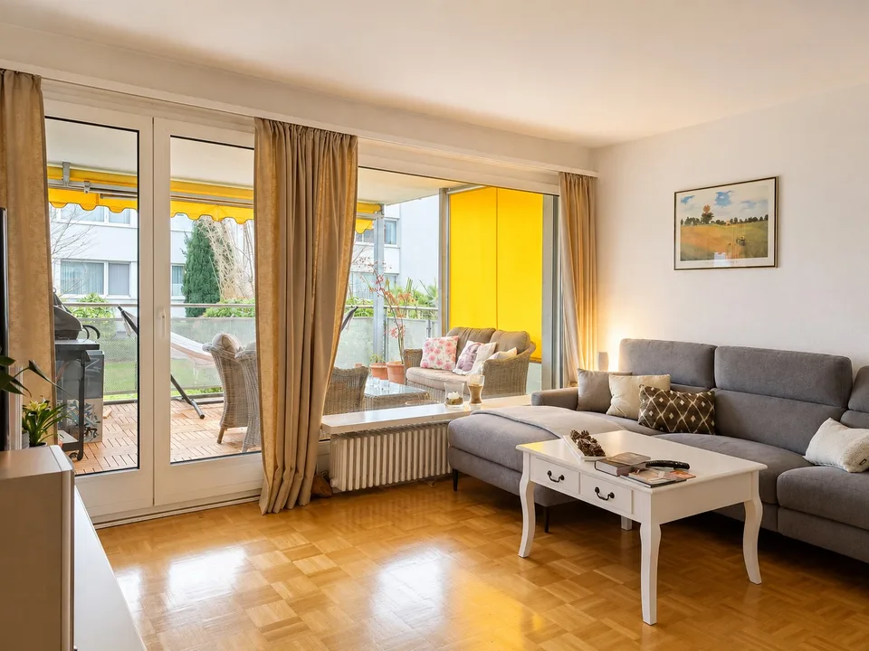 Helle Wohnung mit Kamin und Seesicht