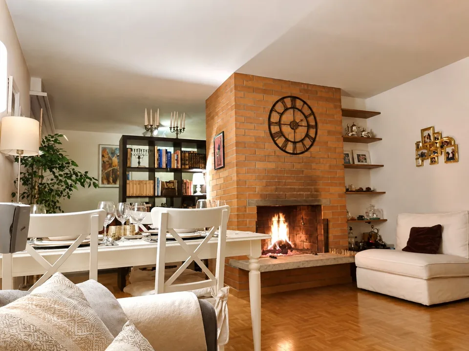 Helle Wohnung mit Kamin und Seesicht