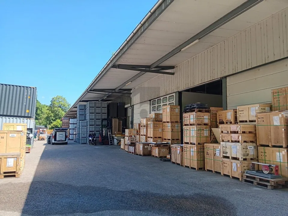 2 CHAMBRES FROIDES ET BUREAU PROCHE YVERDON !