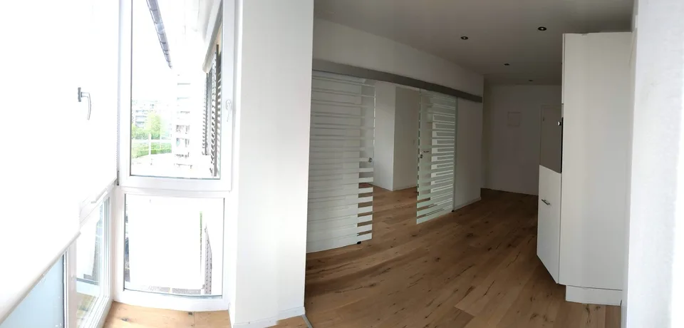 HELLER & GROSSZÜGIGE 1.5-ZIMMER-WOHNUNG DIREKT AM FARBHOF