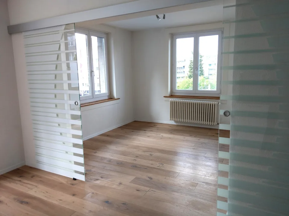 HELLER & GROSSZÜGIGE 1.5-ZIMMER-WOHNUNG DIREKT AM FARBHOF