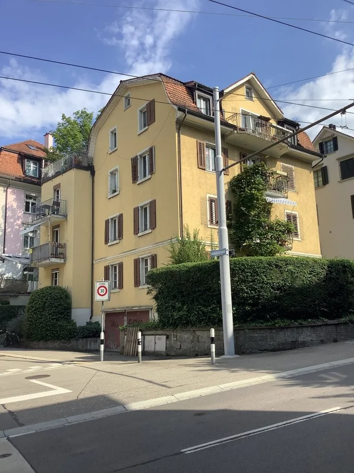 Abstellraum bzw. Garage für einen Kleinwagen zu vermieten.