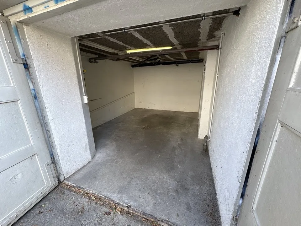 Abstellraum bzw. Garage für einen Kleinwagen zu vermieten.