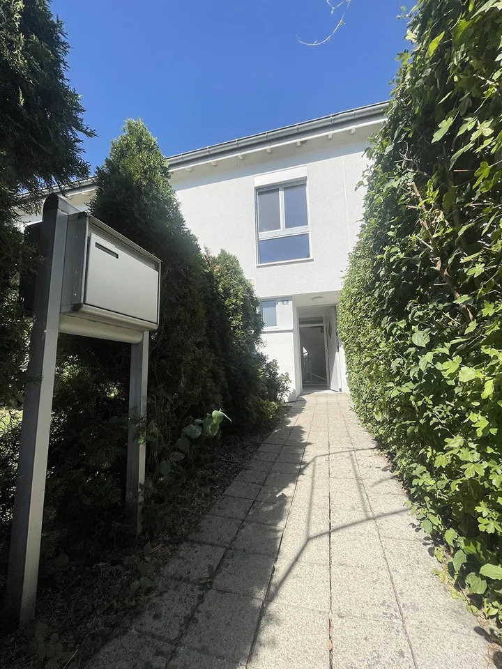 Maison de rangée lumineuse et spacieuse de 5,5 pièces à Dänikon