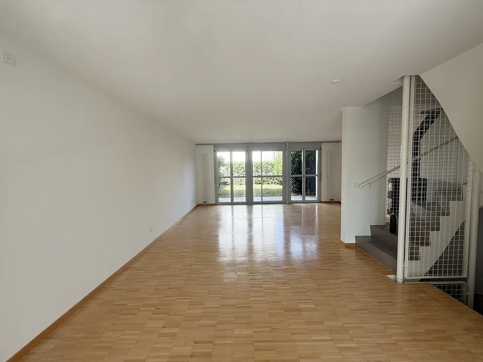 Maison de rangée lumineuse et spacieuse de 5,5 pièces à Dänikon
