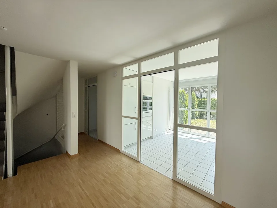 Maison de rangée lumineuse et spacieuse de 5,5 pièces à Dänikon