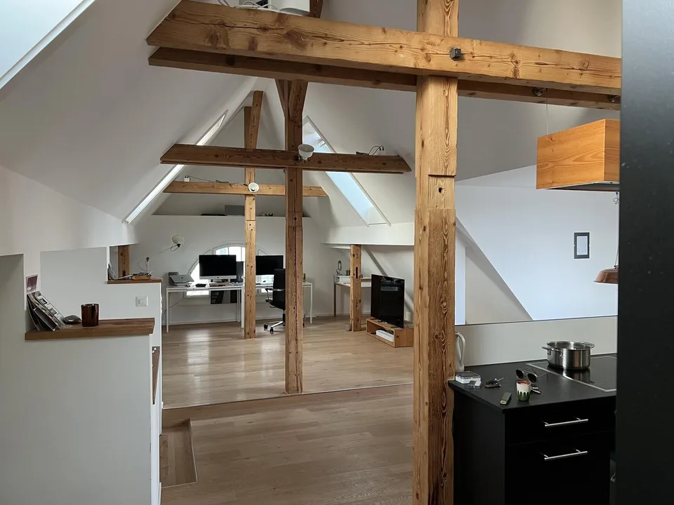 Charmante 2.5-Zimmer-Dachgeschosswohnung mit 71 m² an bevorzugter Lage