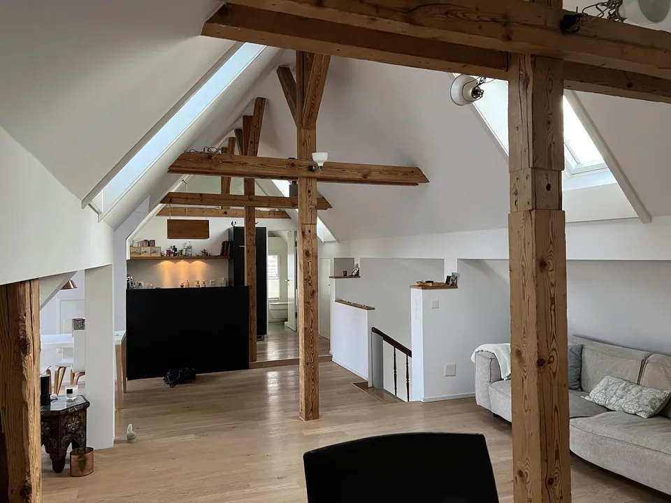 Charmante 2.5-Zimmer-Dachgeschosswohnung mit 71 m² an bevorzugter Lage