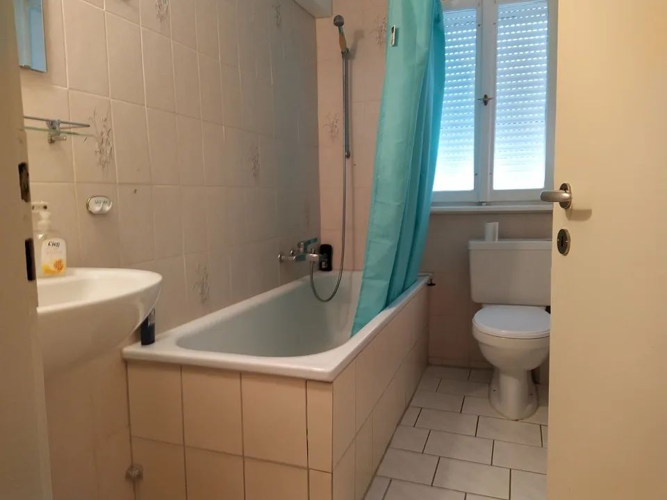 Gemütlich, möbliertes WG-Zimmer mit Sitzplatz