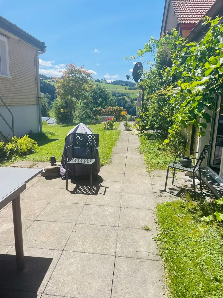Grosszügige 3.5-Zimmerwohnung mit Balkon, Sitzplatz & 2 Parkplätzen in Trogen AR