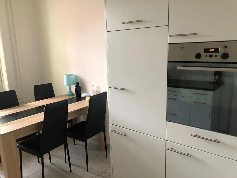 Möbliertes WG-Zimmer in Altbauwohnung