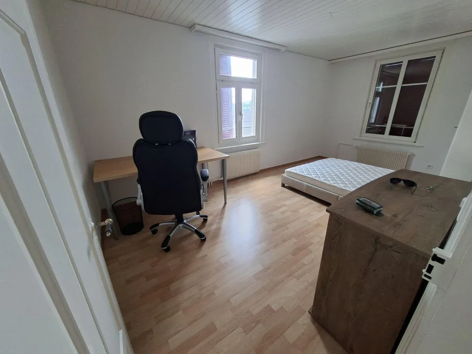 Helles & möbliertes Zimmer in WG mit Wohnzimmer