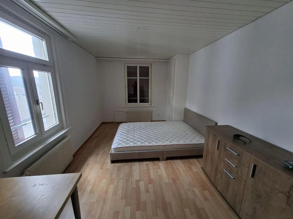 Helles & möbliertes Zimmer in WG mit Wohnzimmer