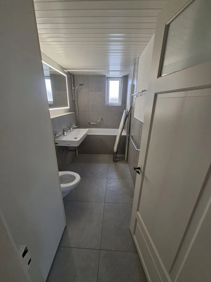 Helles & möbliertes Zimmer in WG mit Wohnzimmer