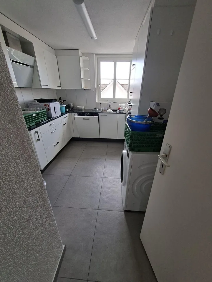 Helles & möbliertes Zimmer in WG mit Wohnzimmer